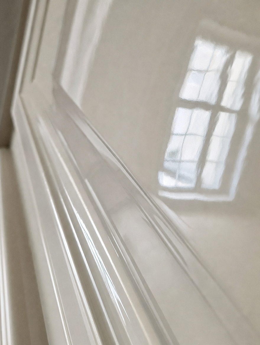 Boiserie laquée brillante en très gros plan, reflet net