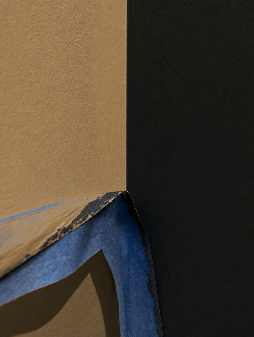 Raccord net entre deux teintes de peinture sur un mur, lumière rasante sur la coupe