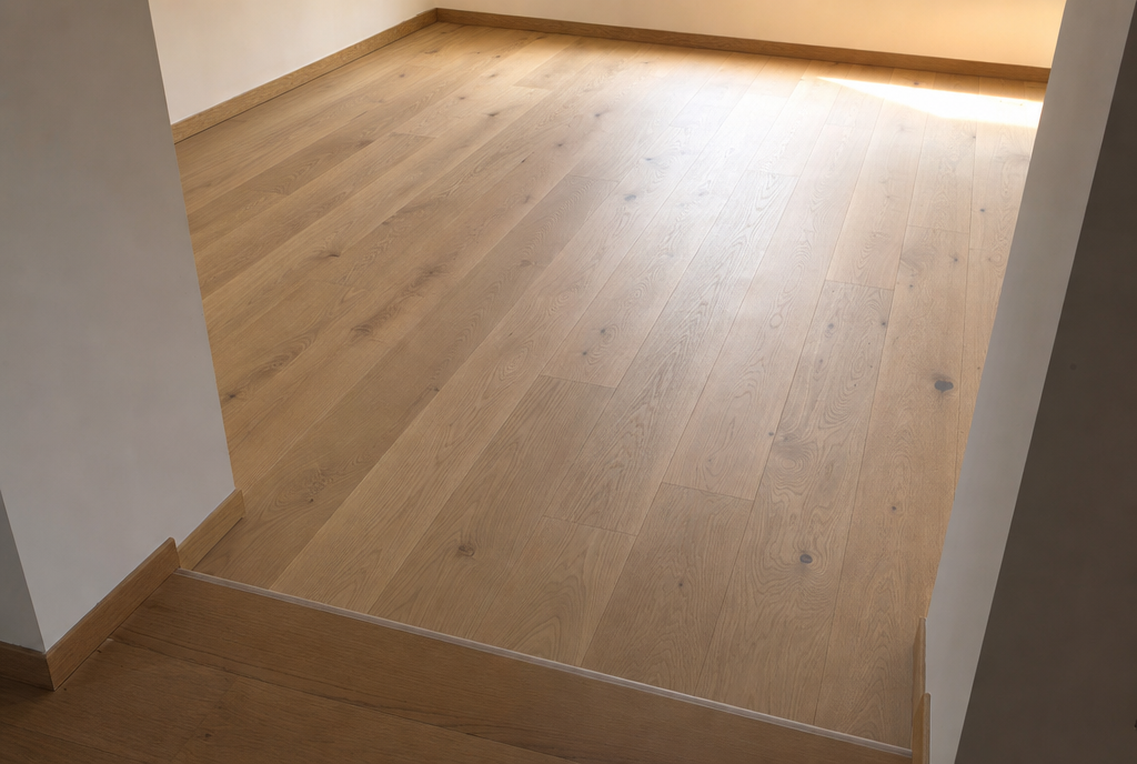 La même pièce après pose d'un parquet contrecollé chêne